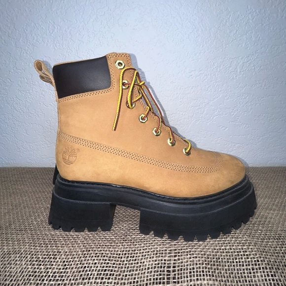 Timberland Tan and Black Lace Up Boots with Chunky Sole Size 7.5 NEW - Picture 5 of 10